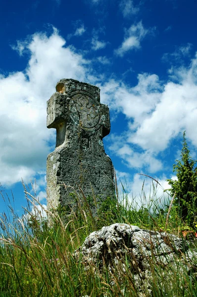 Cruz de pedra religiosa com céu azul bonito — Fotografia de Stock