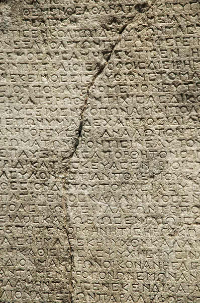 Каменный фон с древнегреческими надписями — стоковое фото