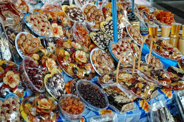 Cukrovinek a sušeného ovoce na trhu Jerevan, Arménie — Stock fotografie
