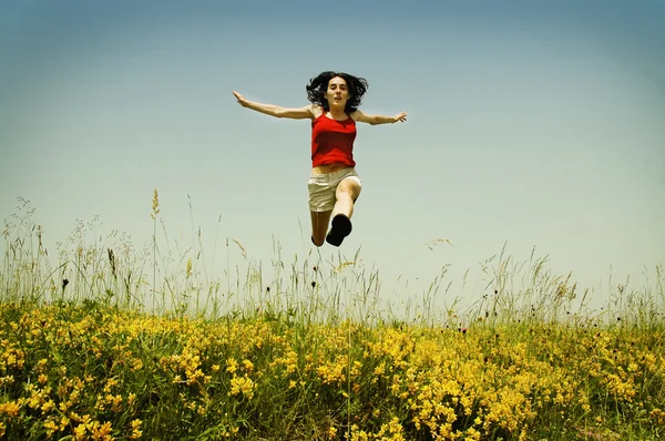 Красивая молодая женщина прыгает — стоковое фото