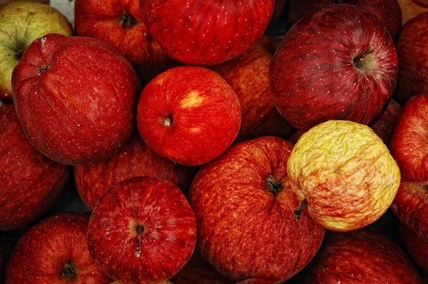 Фон со свежими красными яблоками — стоковое фото