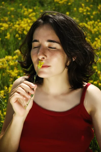 Hermoso retrato de una joven mujer sexy oliendo una flor — Foto de Stock