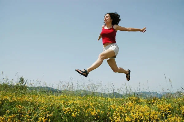 Wanita muda cantik melompat — Stok Foto
