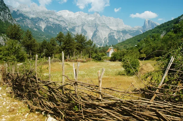 Prokletije Dağları, thethi Köyü, Arnavutluk görünümünden — Stok fotoğraf