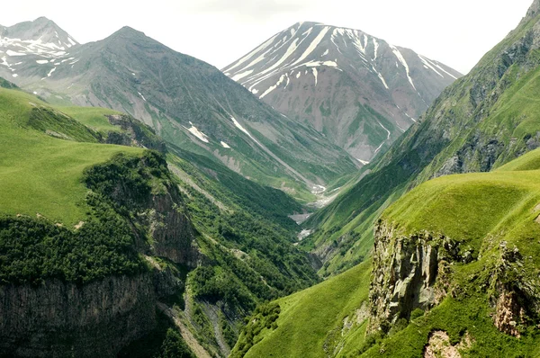 格鲁吉亚的军事公路，高加索山脉 — 图库照片