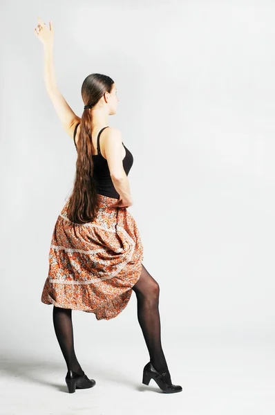 Mladý tanečník žena s barevné sukně — Stock fotografie