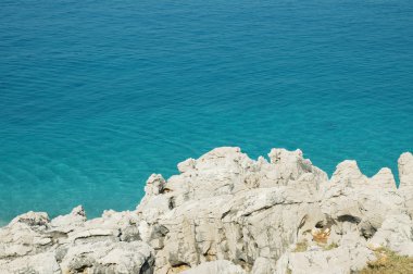 Arnavutluk'ta kayalık plaj
