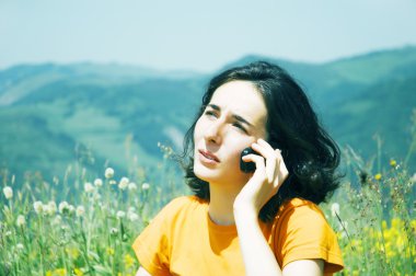 mutlu kadın cep telefonunu söz