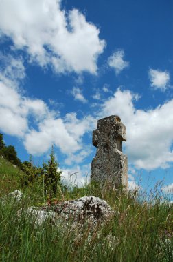 dini stone güzel mavi gökyüzü ile çapraz