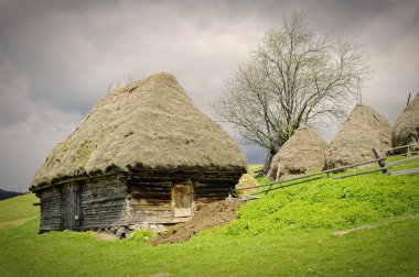 yaşlı çiftçinin Ahşap evin Transylvania'da, Romanya