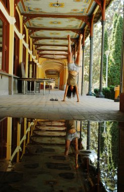 bir hareketten gerçekleştiren bir sokak dansçısı kız