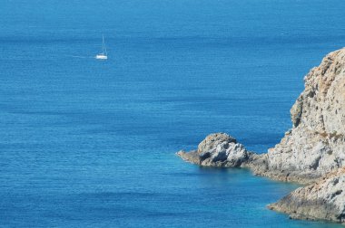 güzel kayalık sahil, Deniz Manzaralı. Korsika Adası