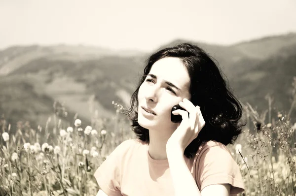 Gelukkige vrouw praten over haar mobiele telefoon — Stockfoto
