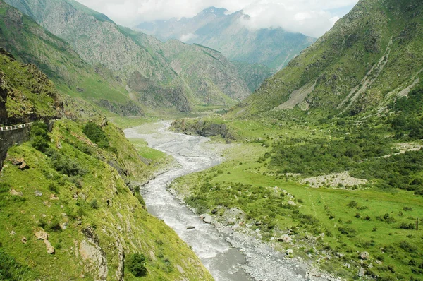 Carretera militar georgiana, montañas del Cáucaso — Foto de Stock