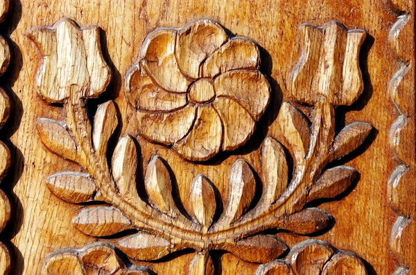 Детали декоративной резьбы по дереву — стоковое фото