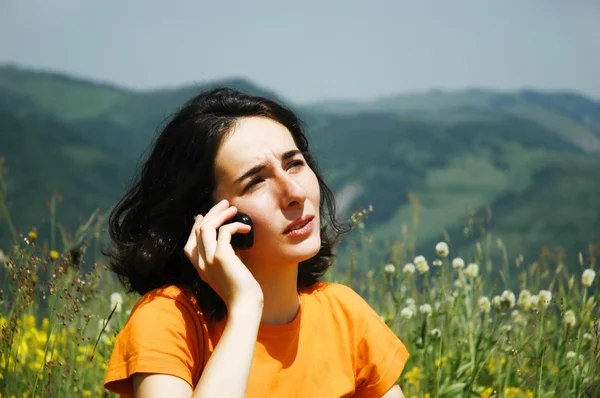 야외에서 휴대 전화를 가진 여자 — 스톡 사진
