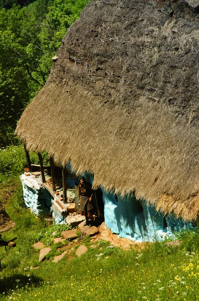 Του αγρότη παλιό ξύλινο σπίτι στην Τρανσυλβανία — Φωτογραφία Αρχείου