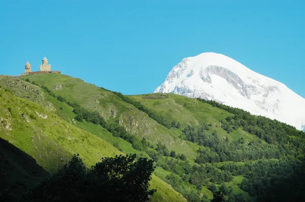 Mount kazbek a tsminda sameba klášter, Gruzie — Stock fotografie
