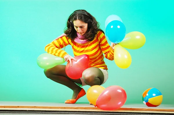 Onnellinen tyttö ilmapalloja — kuvapankkivalokuva
