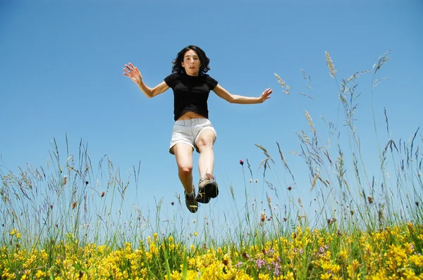 Wanita muda cantik melompat — Stok Foto