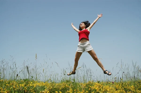 Bella giovane donna saltando — Foto Stock