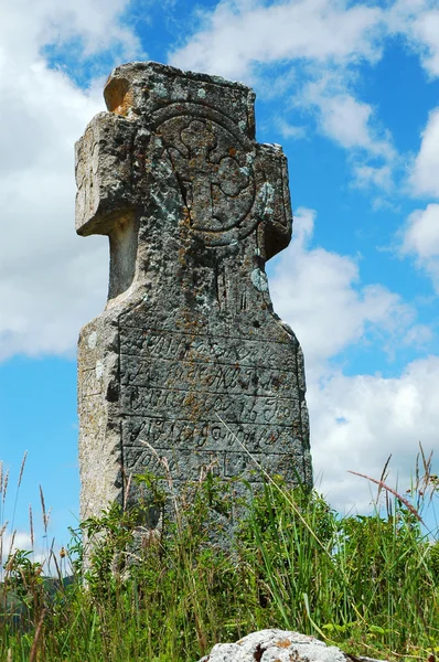 Cruz de piedra religiosa con hermoso cielo azul — Foto de Stock
