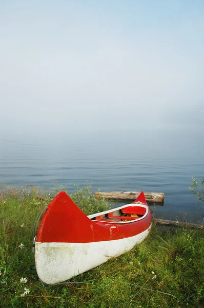 Canoa perto do lago — Fotografia de Stock