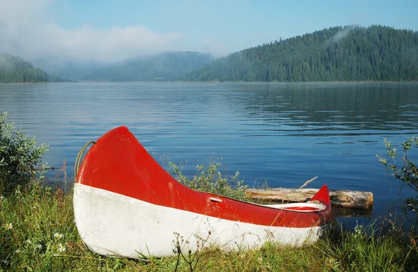 Canoa perto do lago em luzes da manhã — Fotografia de Stock