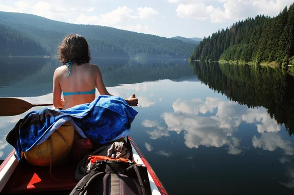 Canoa ragazza su un lago — Foto Stock