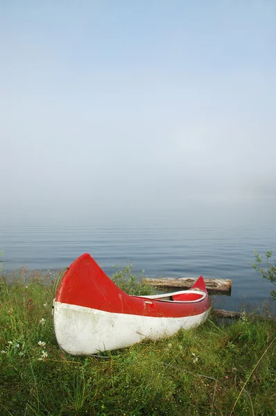 Kanot nära sjön i morgon ljus — Stockfoto
