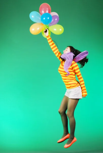 Jumping boldog lány léggömbök — Stock Fotó