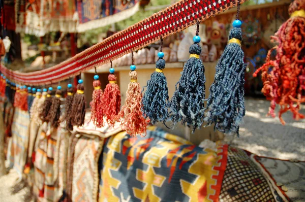 トルコの市場での色の文字列とカーテン バザール — ストック写真