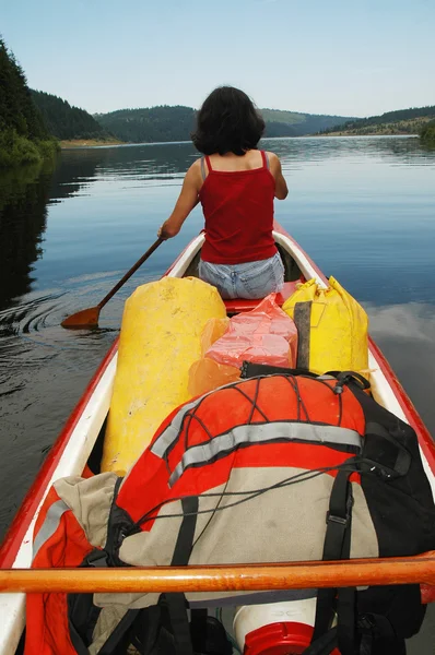 Canoa ragazza su un lago — Foto Stock