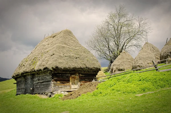 Yaşlı çiftçinin Ahşap evin Transylvania'da, Romanya — Stok fotoğraf