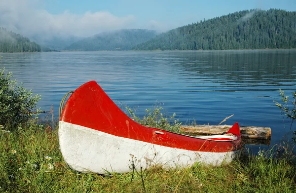 Canoa vicino al lago — Foto Stock