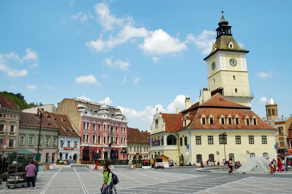 La plaza del consejo en Brasov, Transilvania, Rumania — Foto de Stock