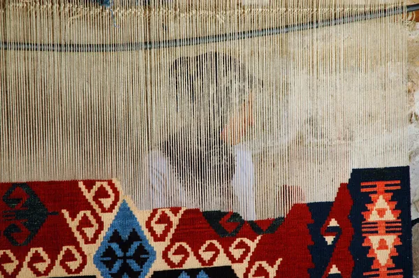 괴레메에서 전통적인 터키 양탄자를 길 쌈 하는 여자 — 스톡 사진
