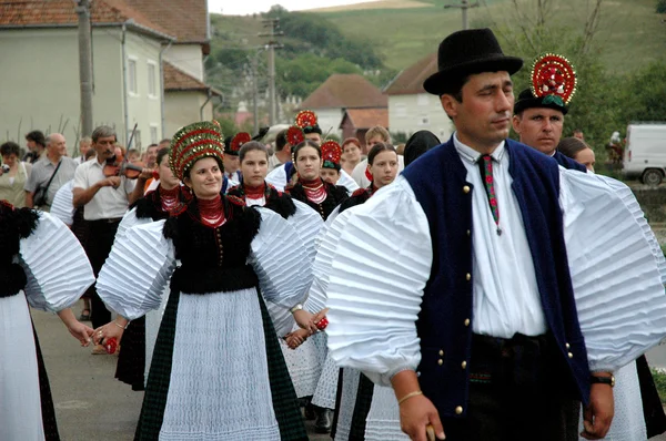 Bruid in traditionele Hongaarse kleding — Stockfoto