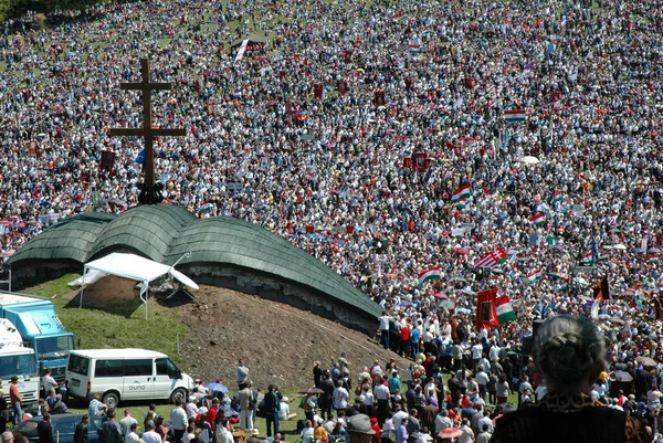 Multitud de peregrinos húngaros se reúnen para celebrar el Pentecostés — Foto de Stock