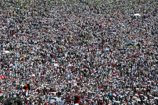 Multidões de peregrinos húngaros se reúnem para celebrar o Pentecostes — Fotografia de Stock
