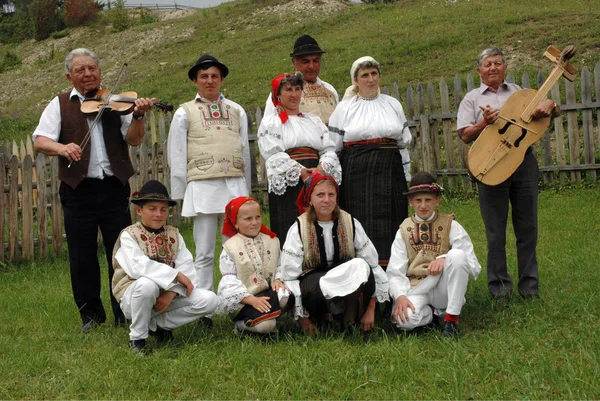 Un groupe de danseurs en vêtements traditionnels — Photo