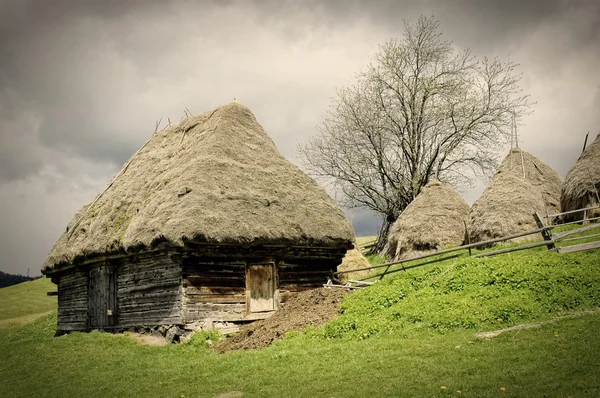 Casa de madeira do velho agricultor na Transilvânia, Roménia — Fotografia de Stock