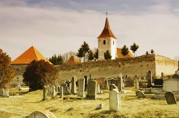 Igreja fortificada com muro de defesa e um cemitério — Fotografia de Stock