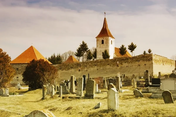 Opevněný kostel s mohutnou obrannou zdí a hřbitov — Stock fotografie