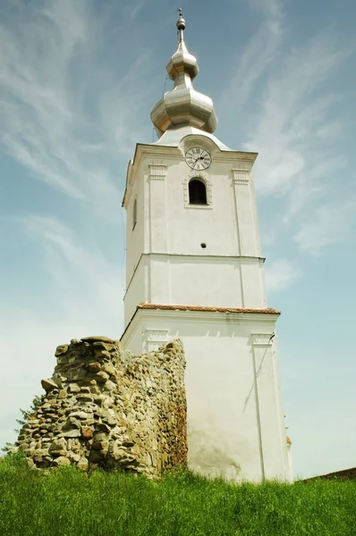 Wieża kościoła katolickiego w Transylwanii, Rumunia — Zdjęcie stockowe