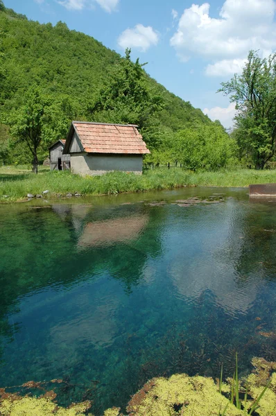 Lac avec une petite maison — Photo