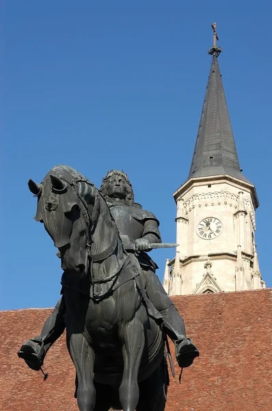 Standbeeld van koning mathias in Cluj-Napoca, Transsylvanië — Stockfoto