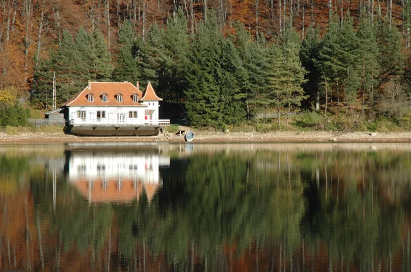 Vista de uma casa de lago no lago Ighiu — Fotografia de Stock