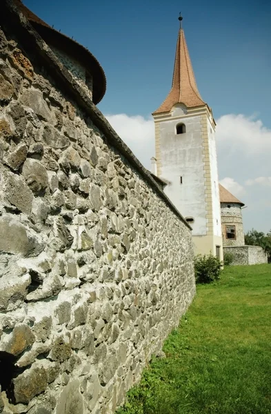 Igreja fortificada com muro de defesa na Transilvânia, Romênia — Fotografia de Stock