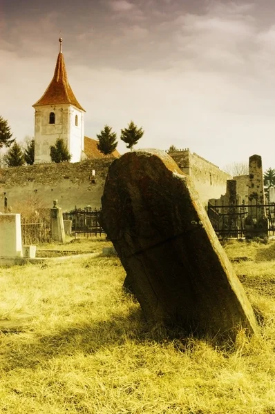 Wehrkirche mit Wehrmauer und Friedhof — Stockfoto
